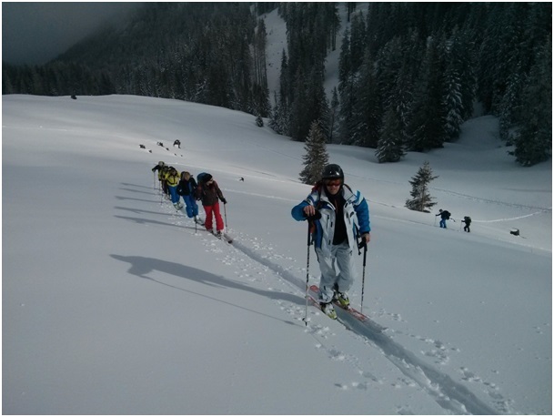 Aufstieg durch unberührte Winterlandschaft Aufstieg durch unberührte Winterlandschaft